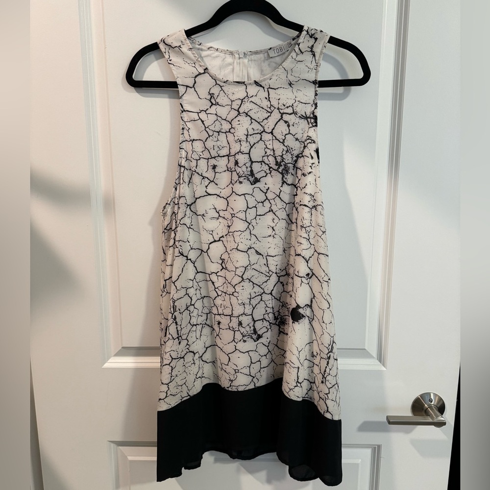 Tobi shift mini dress, black & white crackled pattern, scoop neck, size medium